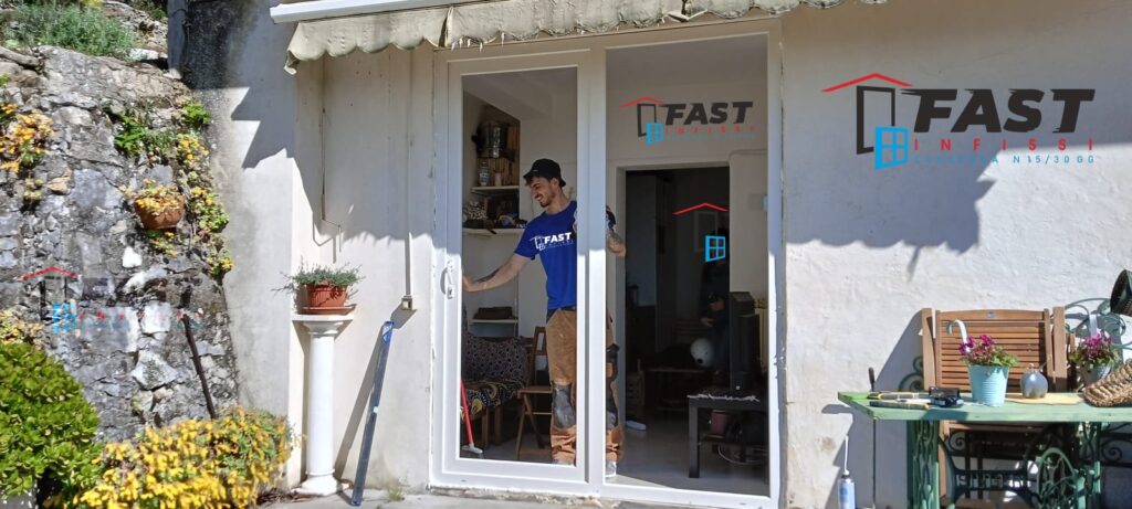 Fornitura e montaggio porta in pvc doppio vetro con anta oscillo culissante La Spezia
