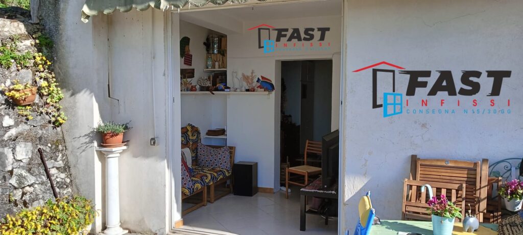 Fornitura e montaggio porta in pvc doppio vetro con anta oscillo culissante La Spezia