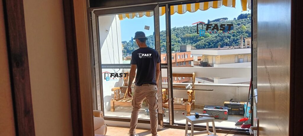 Installazione infissi in PVC di nuova generazione doppio vetro con le ante oscillo coulissant più avvolgibili elettrici Massa Carrara