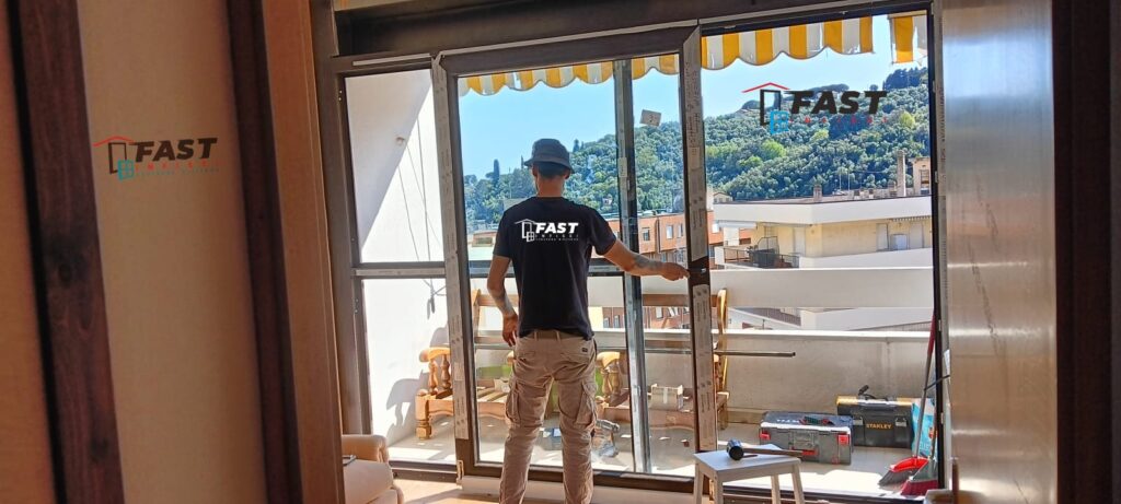 Installazione infissi in PVC di nuova generazione doppio vetro con le ante oscillo coulissant più avvolgibili elettrici Massa Carrara