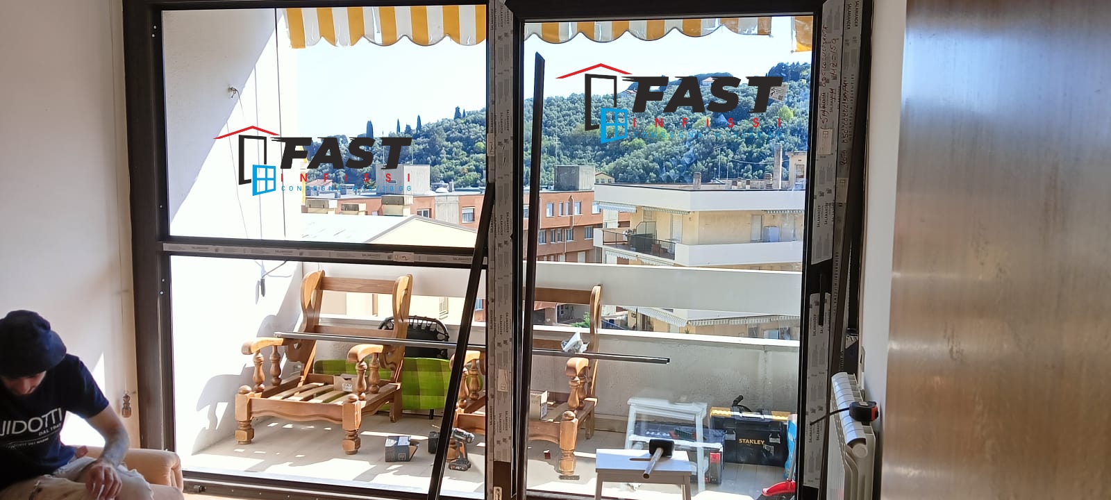 Installazione infissi in PVC di nuova generazione doppio vetro con le ante oscillo coulissant più avvolgibili elettrici Massa Carrara