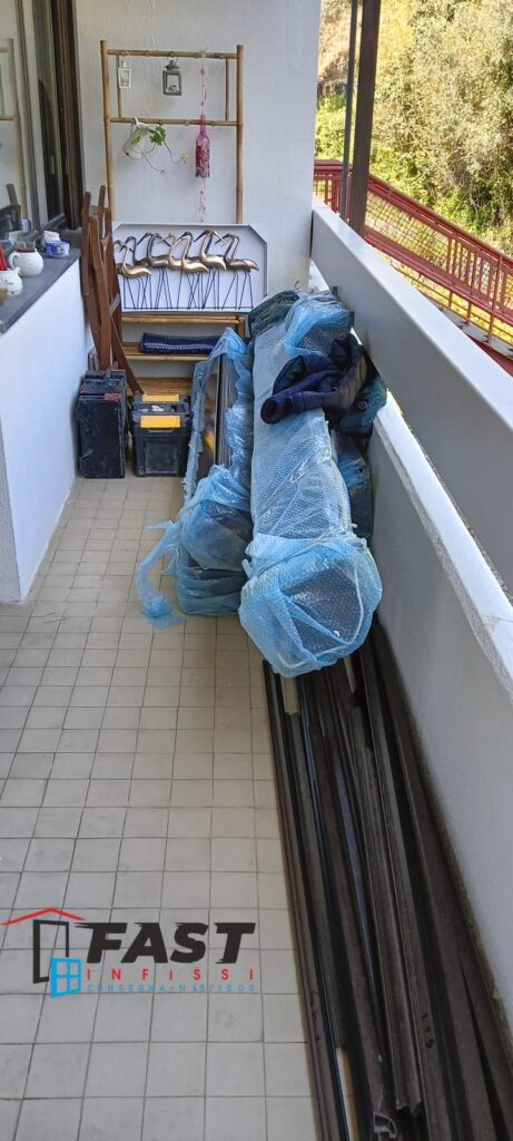 Installazione infissi in PVC di nuova generazione doppio vetro con le ante oscillo coulissant più avvolgibili elettrici Massa Carrara
