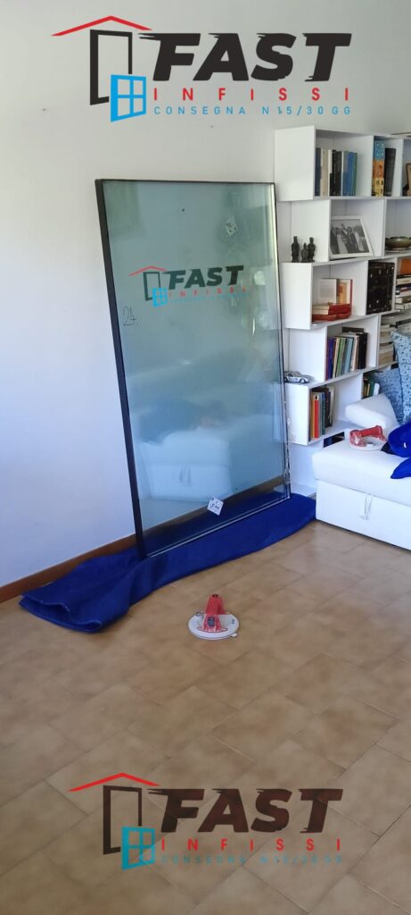 Installazione infissi in PVC di nuova generazione doppio vetro con le ante oscillo coulissant più avvolgibili elettrici Massa Carrara