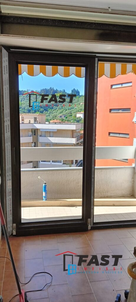 Installazione infissi in PVC di nuova generazione doppio vetro con le ante oscillo coulissant più avvolgibili elettrici Massa Carrara