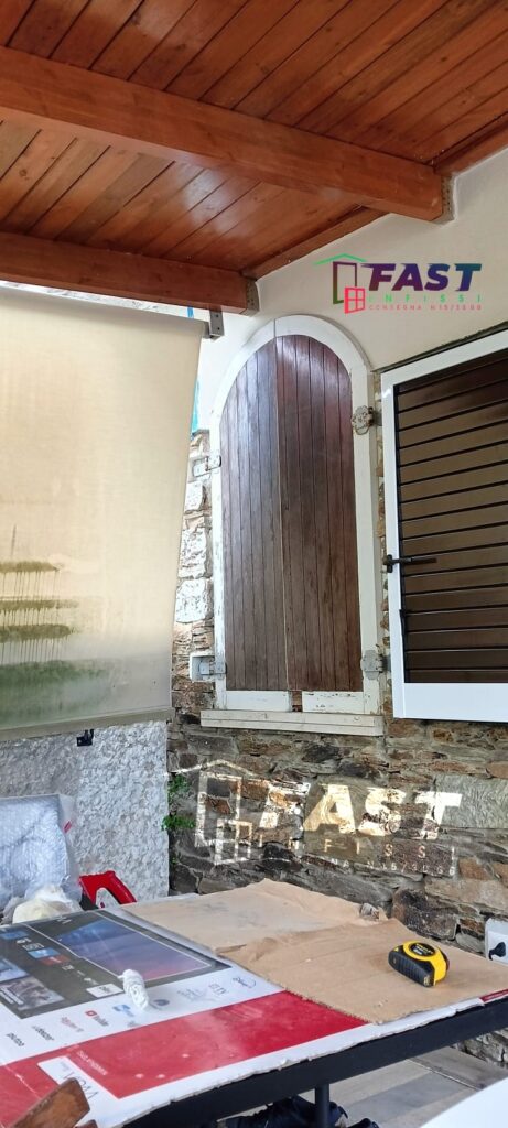 Fornitura e messa in opera di nuove persiane bicolore con lamele orientabili e porte con la serratura Ameglia La Spezia