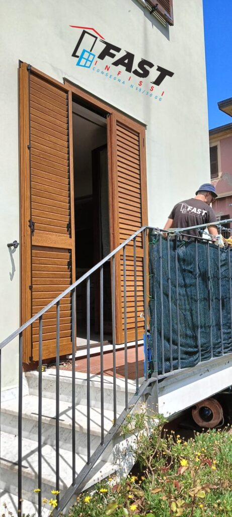 Fornitura e messa in opera di nuove persiane con lamele orientabili e zanzariere plise in acciaio rinforzat Sarzana