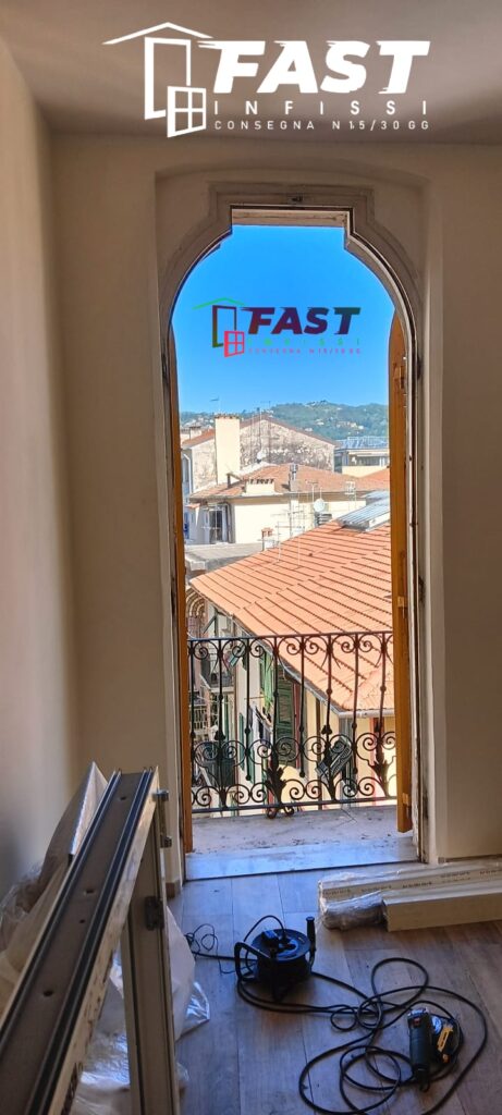 Fornitura e messa in opera di nuovi infissi centinati,in PVC doppio vetro La Spezia