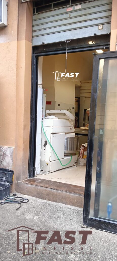 Fornitura e messa in opera di nuovo portone blindato in PVC co vetri antisfondamento dentro e fuori e serratura elettrica La Spezia