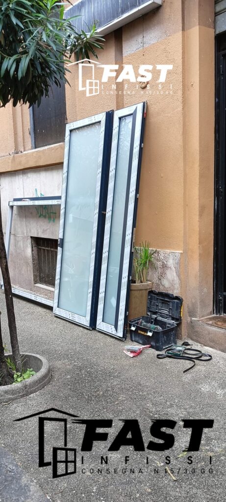Fornitura e messa in opera di nuovo portone blindato in PVC co vetri antisfondamento dentro e fuori e serratura elettrica La Spezia