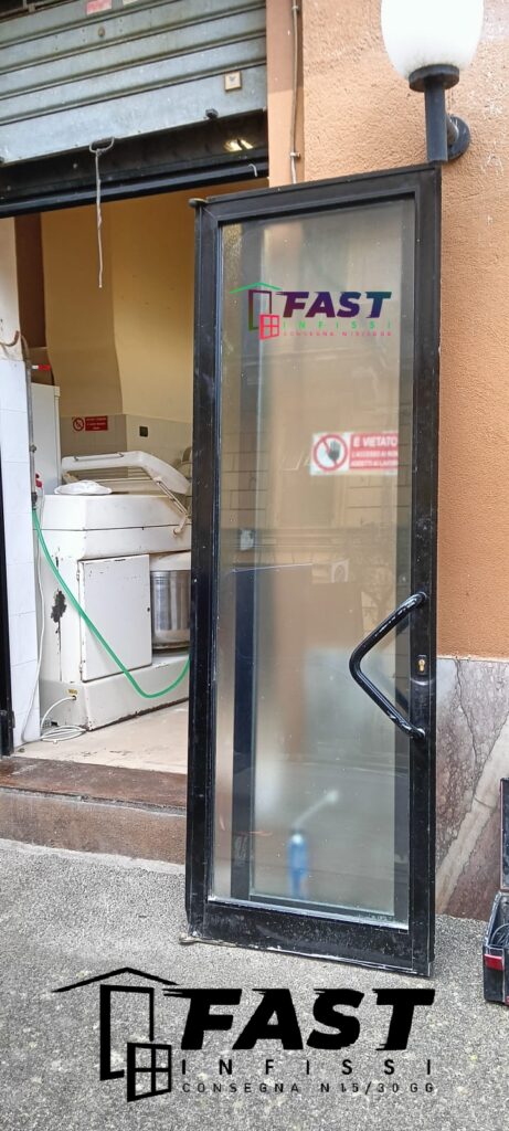 Fornitura e messa in opera di nuovo portone blindato in PVC co vetri antisfondamento dentro e fuori e serratura elettrica La Spezia