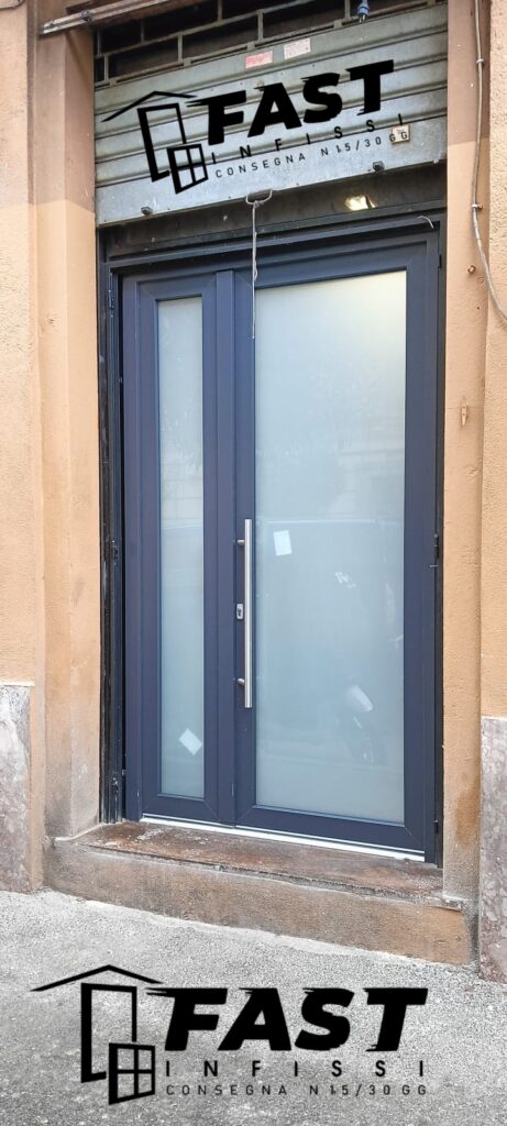 Fornitura e messa in opera di nuovo portone blindato in PVC co vetri antisfondamento dentro e fuori e serratura elettrica La Spezia