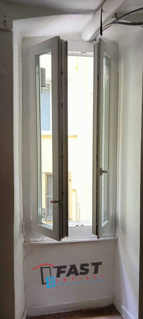 Installazione di infissi di nuova generazione con triplo vetro a Vernazza