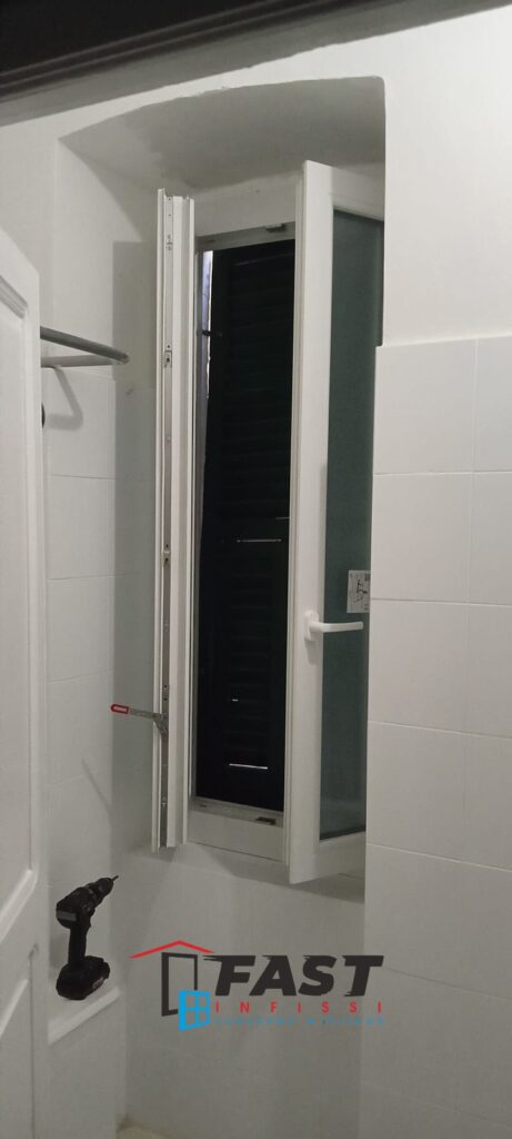 Installazione di infissi di nuova generazione con triplo vetro a Vernazza