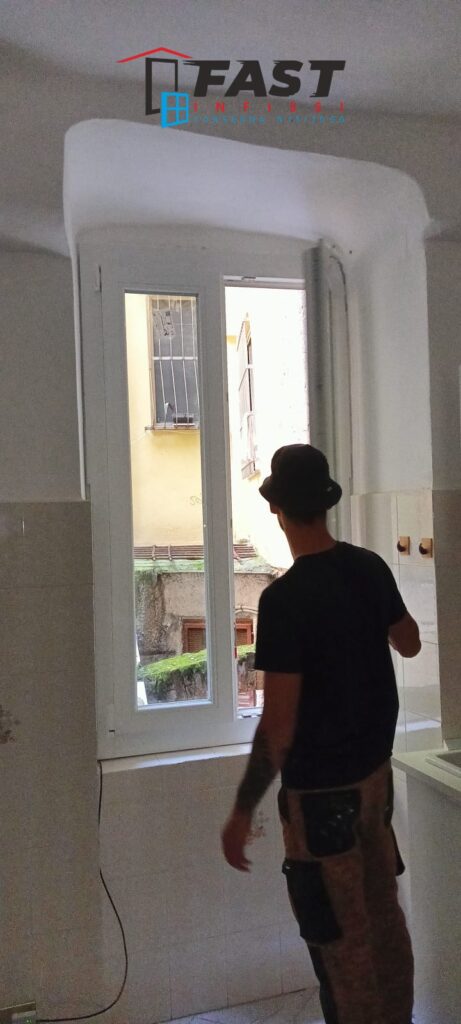 Installazione di infissi di nuova generazione con triplo vetro a Vernazza