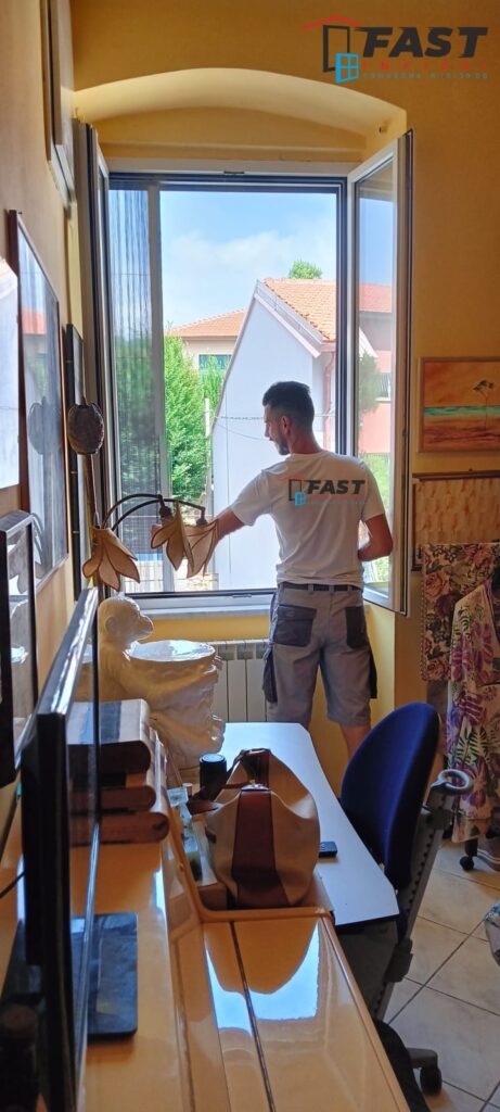 Fornitura e messa in opera di nuove zanzariere plisse in acciaio rinforzato a Sarzana