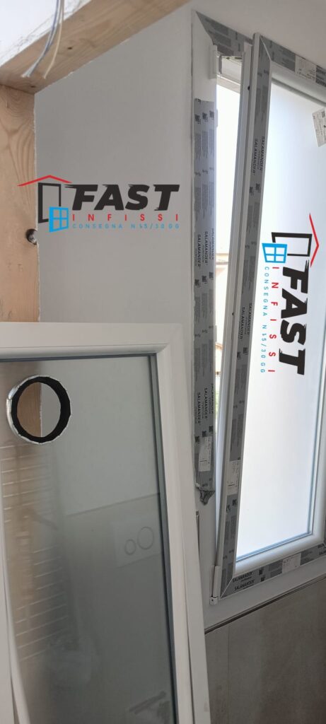 Fornitura e messa in opera di nuovi infissi in PVC doppio vetro con ante scorrevoli, chiusura balcone La Spezia