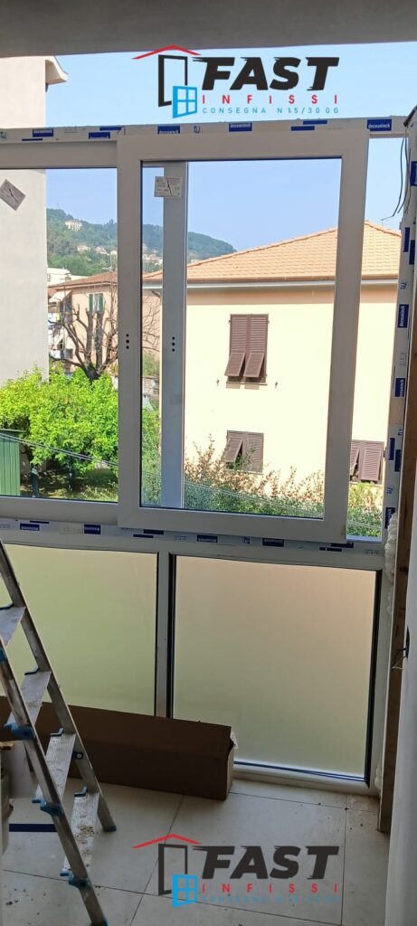 Fornitura e messa in opera di nuovi infissi in PVC doppio vetro con ante scorrevoli, chiusura balcone La Spezia
