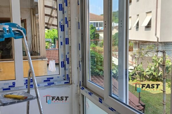 Fornitura e messa in opera di nuovi infissi in PVC doppio vetro con ante scorrevoli, chiusura balcone La Spezia