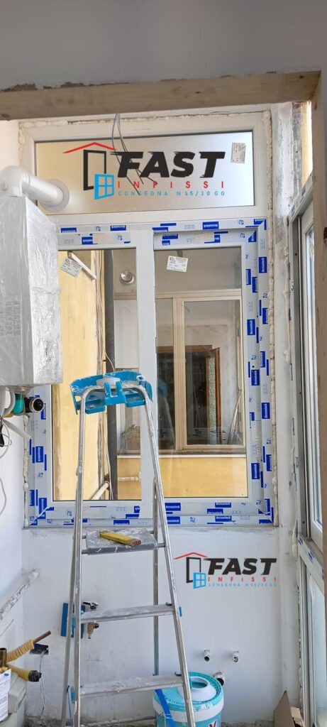 Fornitura e messa in opera di nuovi infissi in PVC doppio vetro con ante scorrevoli, chiusura balcone La Spezia