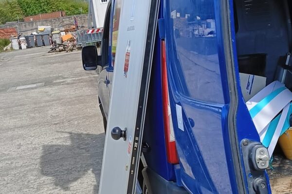 Fornitura e messa in opera di portone blindato con vetri antisfondamento dentro e fuori e serratura elettrica La Spezia