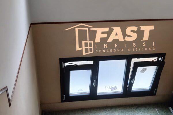 Sostituzione infissi in PVC doppio vetro,color antracite, maniglie con la chiave per condominio la Spezia