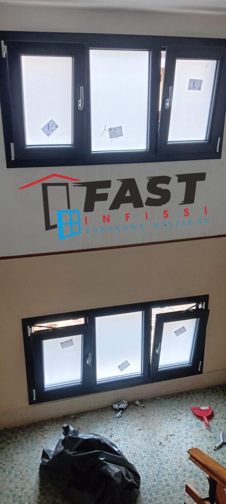Sostituzione infissi in PVC doppio vetro,color antracite, maniglie con la chiave per condominio la Spezia