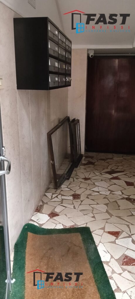 Sostituzione infissi in PVC doppio vetro,color antracite, maniglie con la chiave per condominio la Spezia