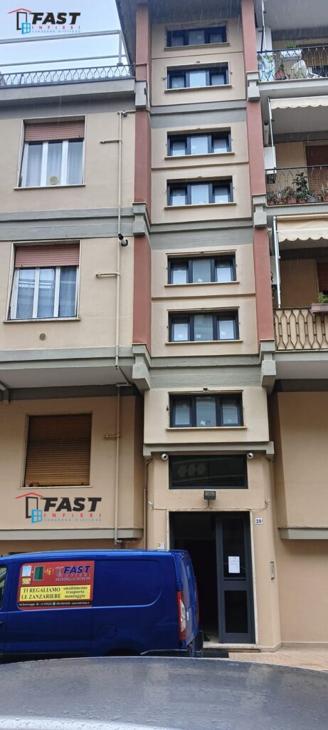 Sostituzione infissi in PVC doppio vetro,color antracite, maniglie con la chiave per condominio la Spezia