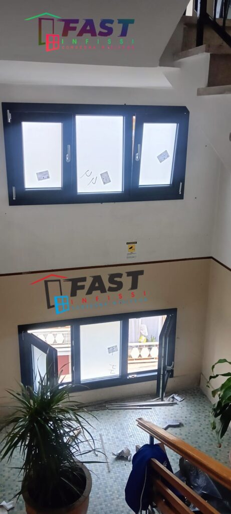 Sostituzione infissi in PVC doppio vetro,color antracite, maniglie con la chiave per condominio la Spezia