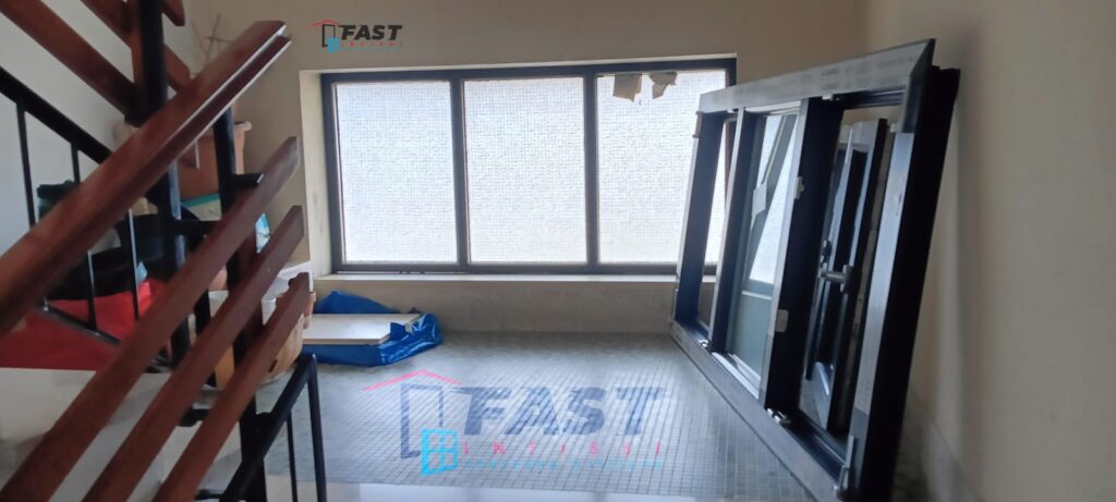 Sostituzione infissi in PVC doppio vetro,color antracite, maniglie con la chiave per condominio la Spezia