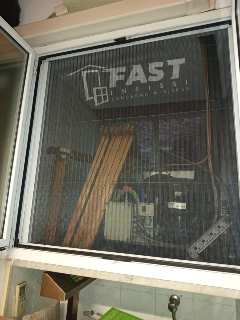 Fornitura e messa in opera di nuove zanzariere plisse in acciaio rinforzato 26-08-25 Genova