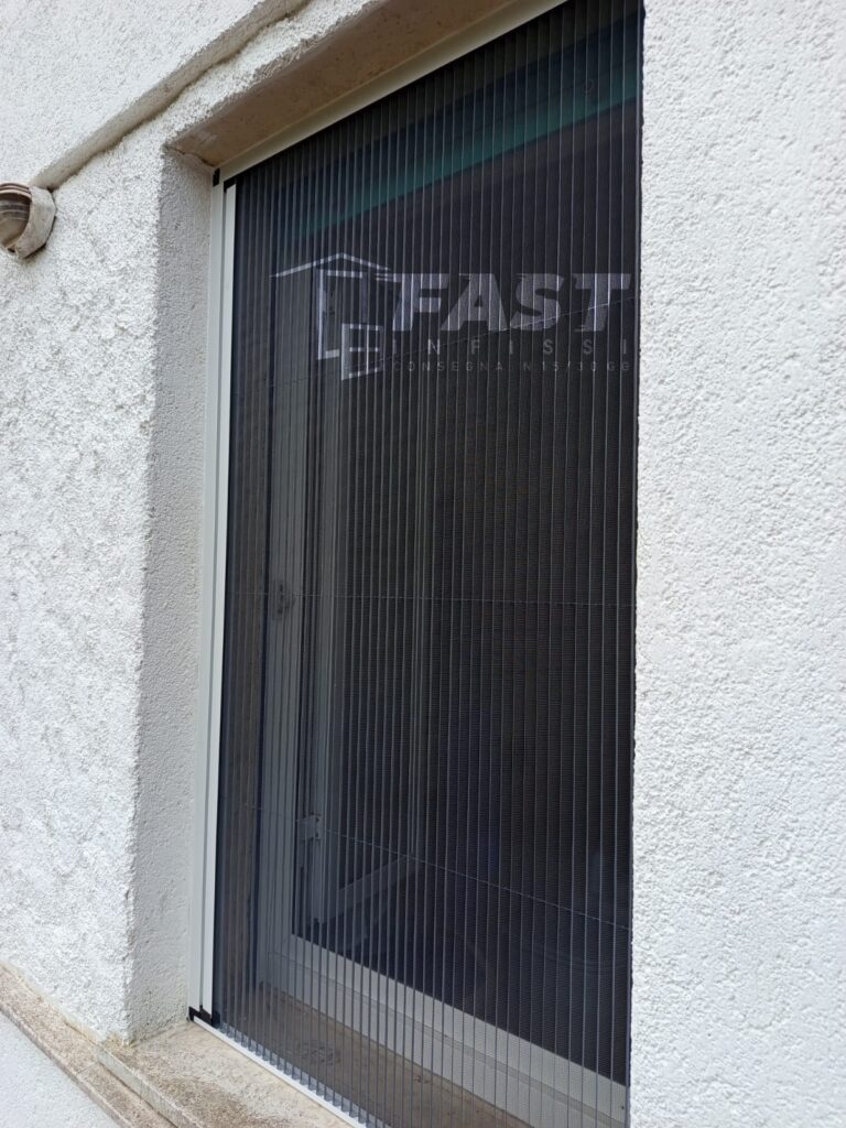 Fornitura e messa in opera di nuove zanzariere plisse in acciaio rinforzato Aulla