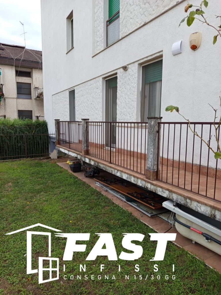 Fornitura e messa in opera di nuove zanzariere plisse in acciaio rinforzato Aulla