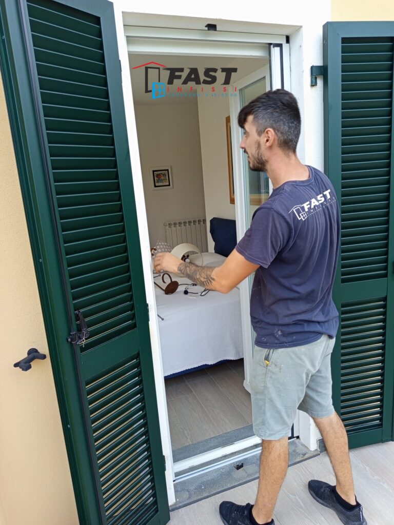 Fornitura e messa in opera di nuove zanzariere plisse in acciaio rinforzato Lerici