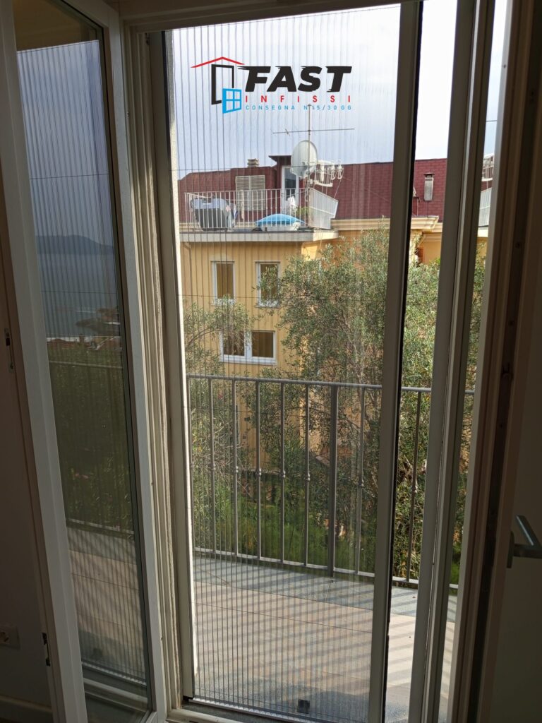 Fornitura e messa in opera di nuove zanzariere plisse in acciaio rinforzato Lerici