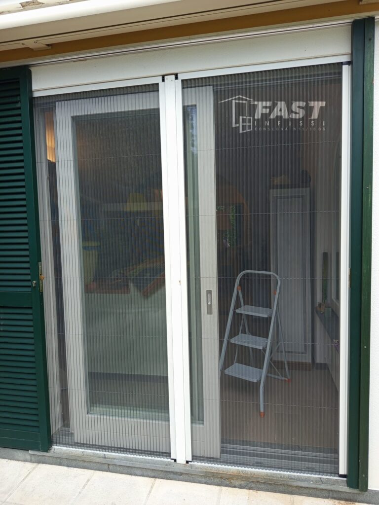 Fornitura e messa in opera di nuove zanzariere plisse in acciaio rinforzato Lerici