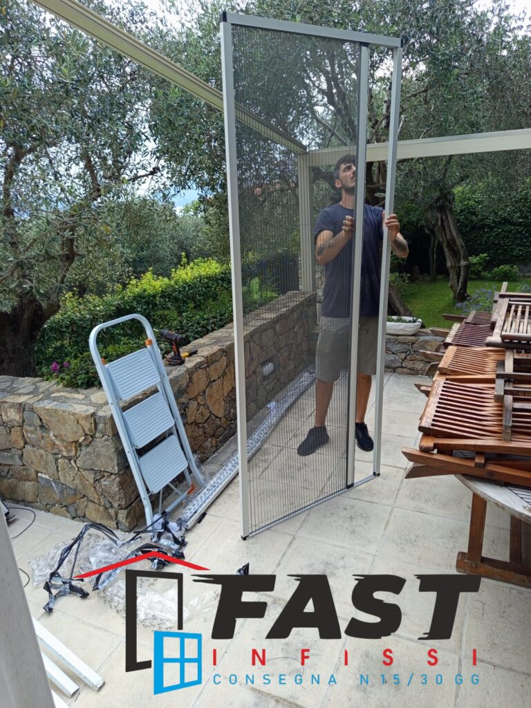 Fornitura e messa in opera di nuove zanzariere plisse in acciaio rinforzato Lerici