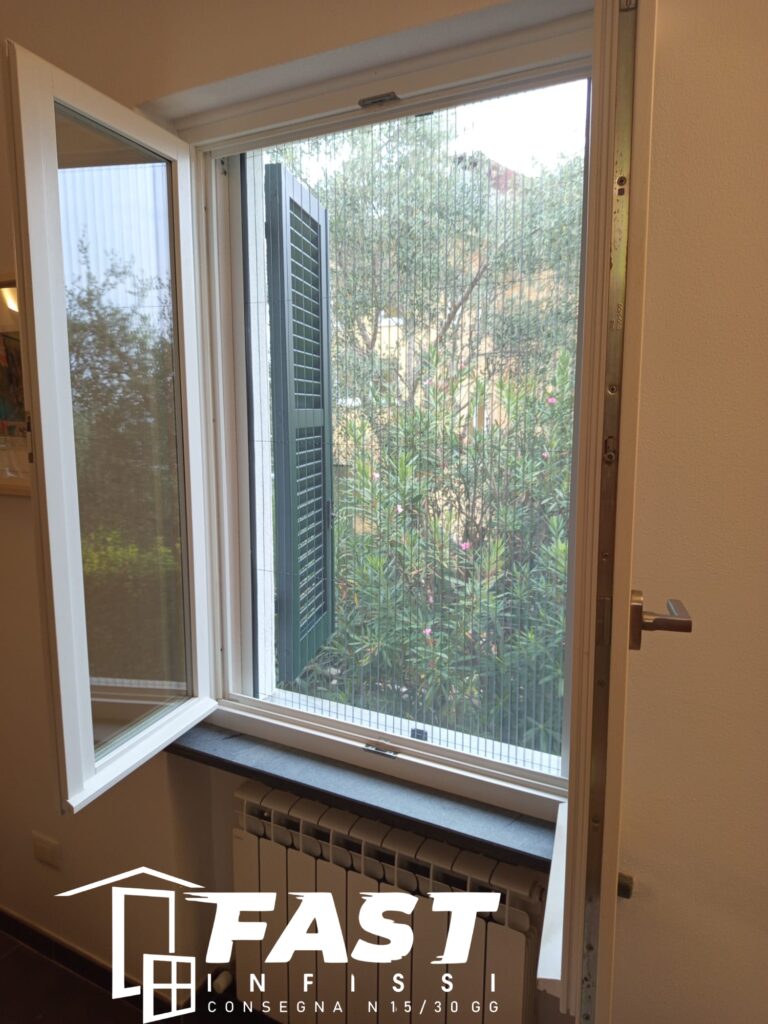 Fornitura e messa in opera di nuove zanzariere plisse in acciaio rinforzato Lerici