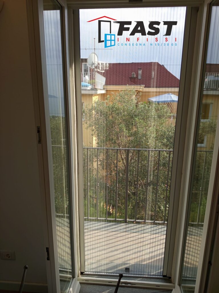 Fornitura e messa in opera di nuove zanzariere plisse in acciaio rinforzato Lerici