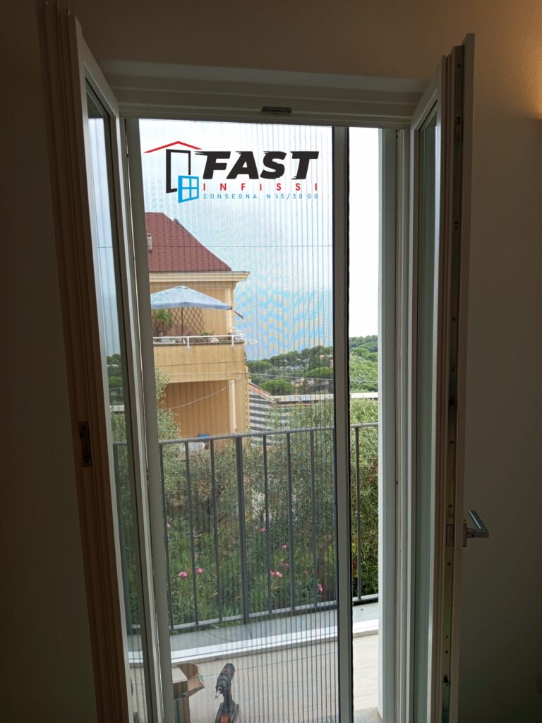 Fornitura e messa in opera di nuove zanzariere plisse in acciaio rinforzato Lerici