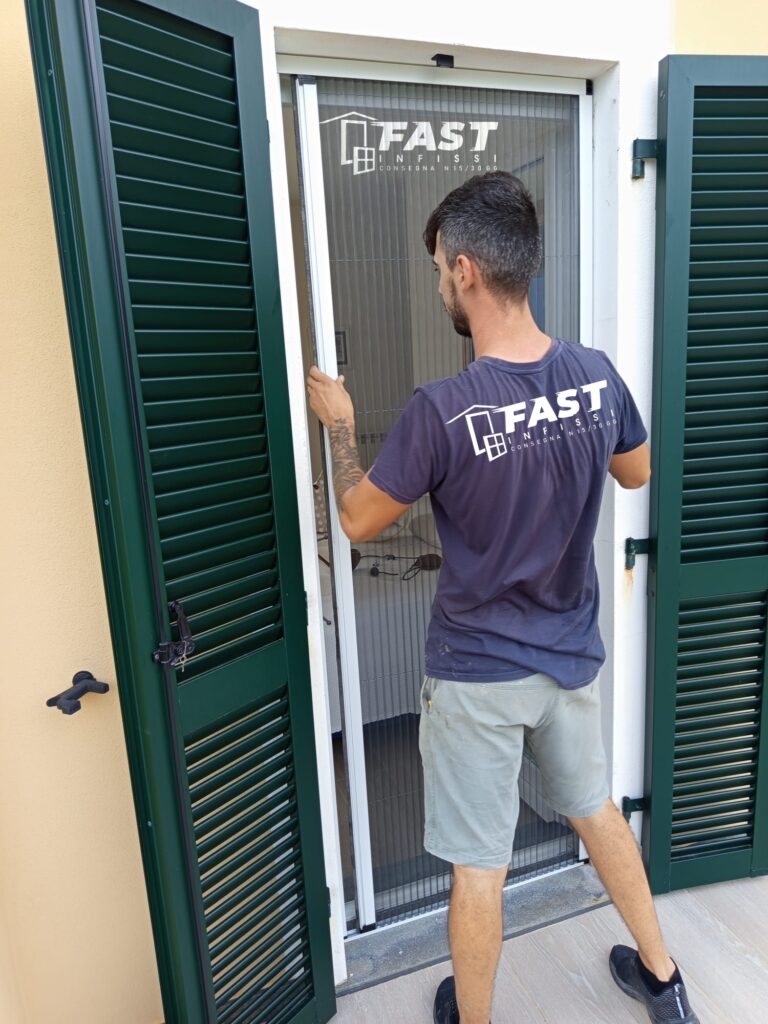 Fornitura e messa in opera di nuove zanzariere plisse in acciaio rinforzato Lerici