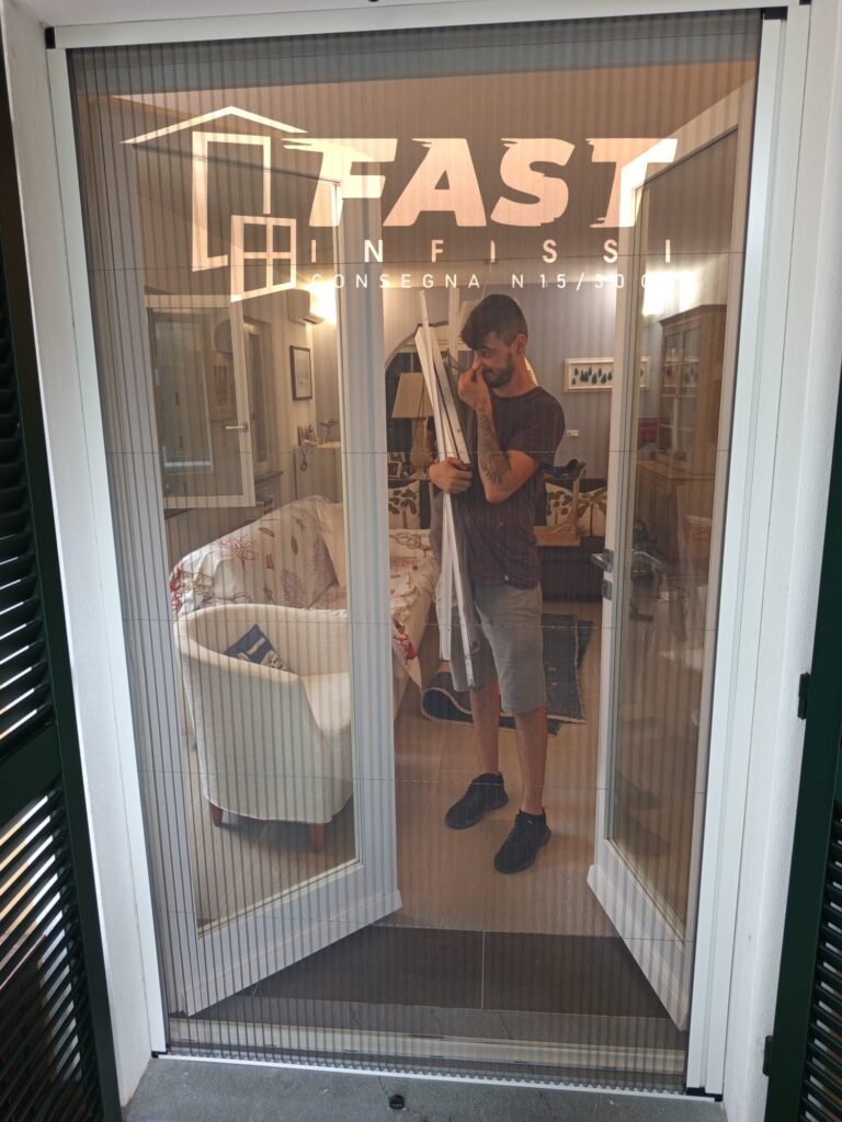 Fornitura e messa in opera di nuove zanzariere plisse in acciaio rinforzato Lerici