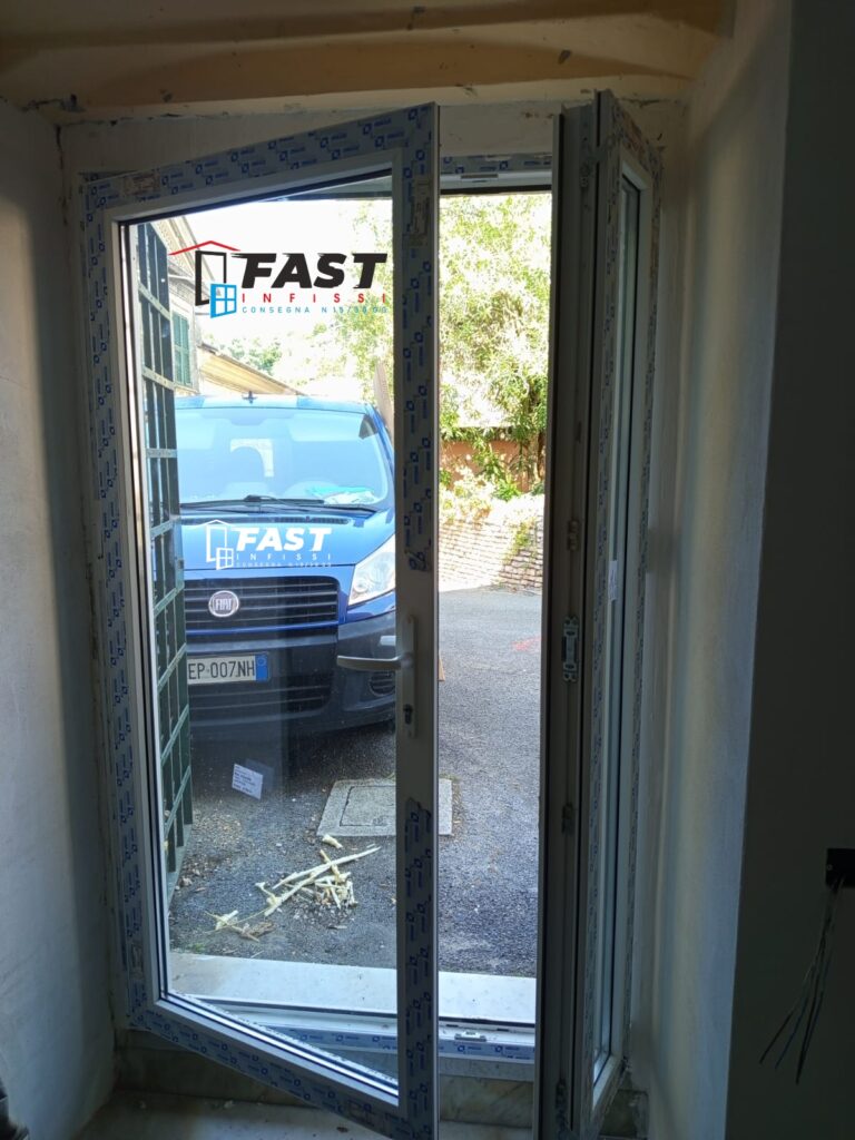 Fornitura e messa in opera di nuovi infissi in PVC doppio vetro e porte interne Lerici