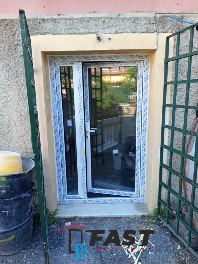 Fornitura e messa in opera di nuovi infissi in PVC doppio vetro e porte interne Lerici