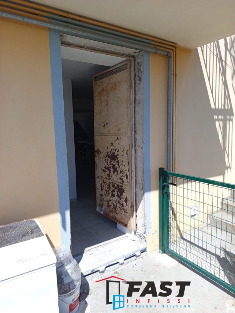 Fornitura e messa in opera di nuovi infissi in PVC triplo vetro e panelli bianchi La Spezia