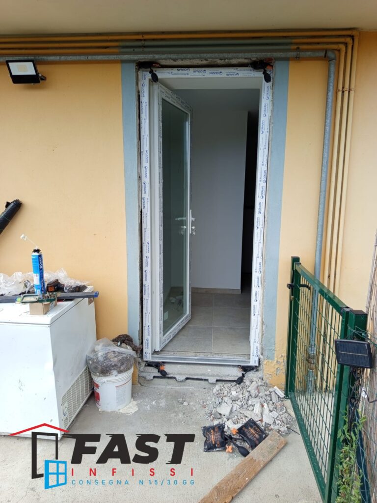 Fornitura e messa in opera di nuovi infissi in PVC triplo vetro e panelli bianchi La Spezia