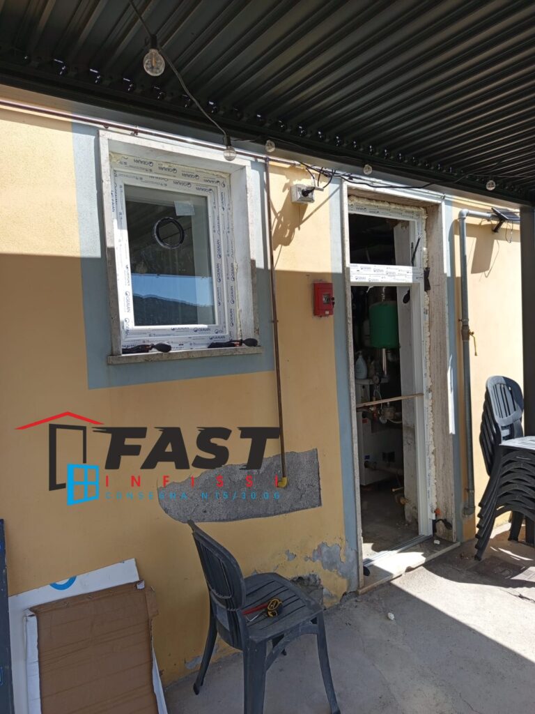 Fornitura e messa in opera di nuovi infissi in PVC triplo vetro e panelli bianchi La Spezia