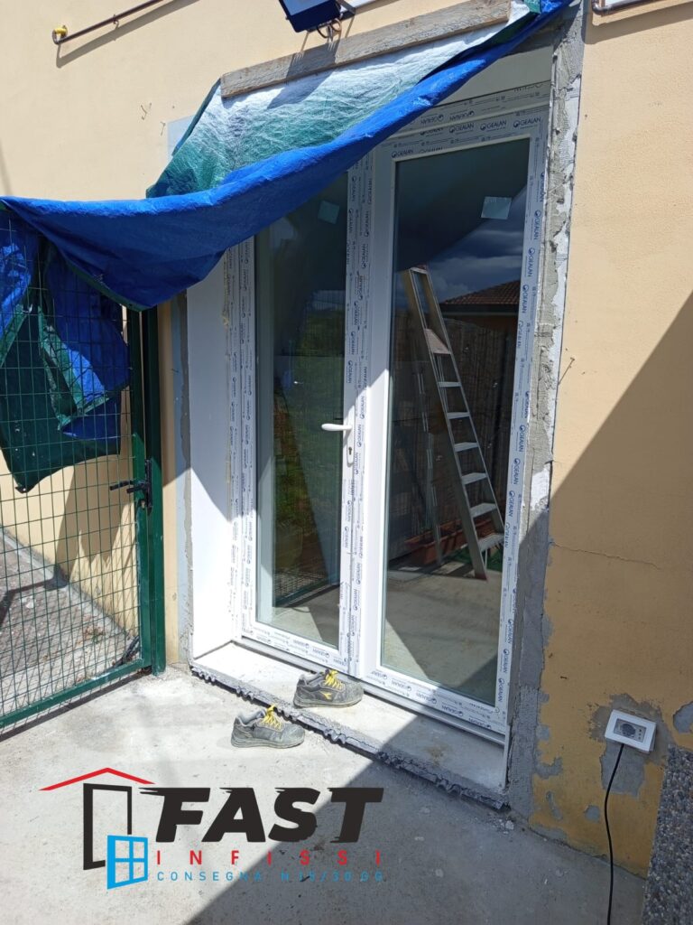 Fornitura e messa in opera di nuovi infissi in PVC triplo vetro e panelli bianchi La Spezia