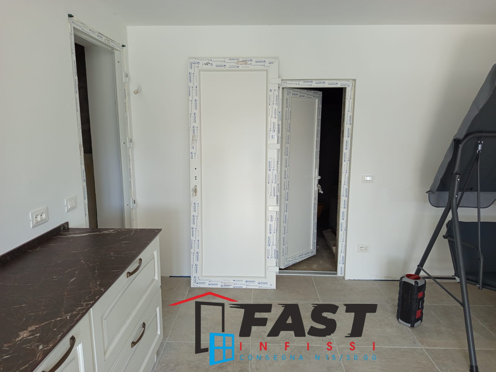 Fornitura e messa in opera di nuovi infissi in PVC triplo vetro e panelli bianchi La Spezia