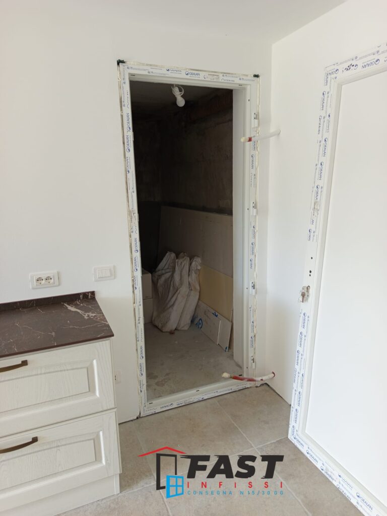 Fornitura e messa in opera di nuovi infissi in PVC triplo vetro e panelli bianchi La Spezia